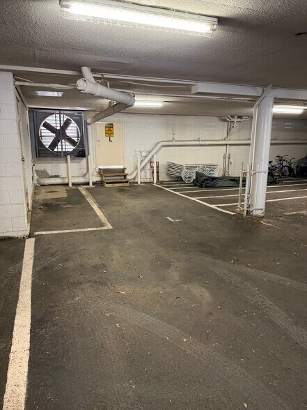 Building Photo - 3121 Patrick Henry Dr