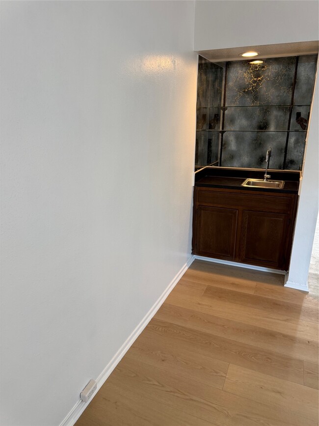 Building Photo - 6649 Westwick Dr