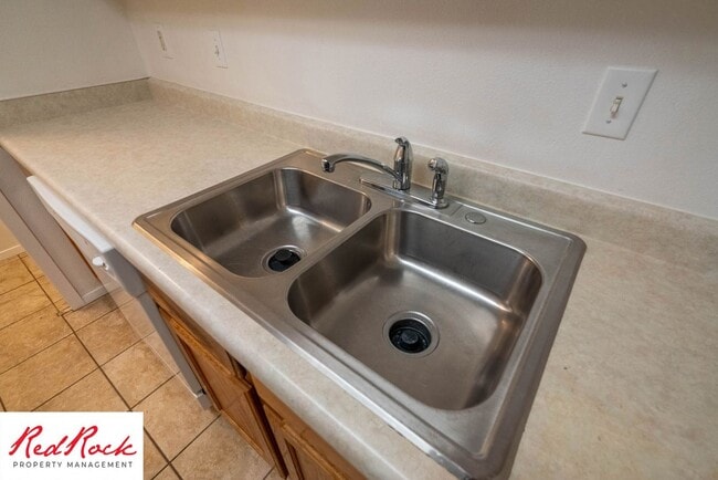 Building Photo - Charming 2 Bed / 1 Bath Apartment in a Prime Location