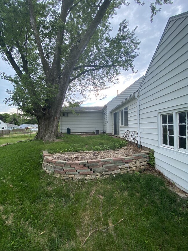 Building Photo - 1215 34th St NE