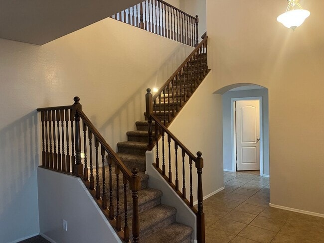 Building Photo - 16412 W Hope Dr