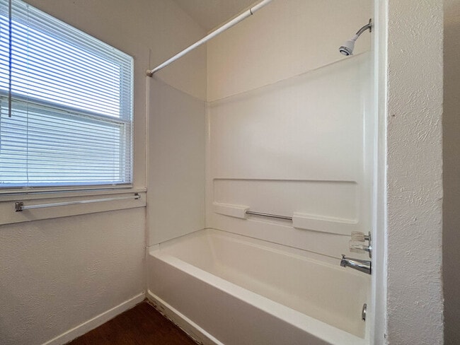 Building Photo - 1201 Bolivar St