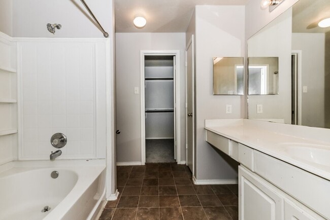 Building Photo - 19710 Rocky Shores Dr