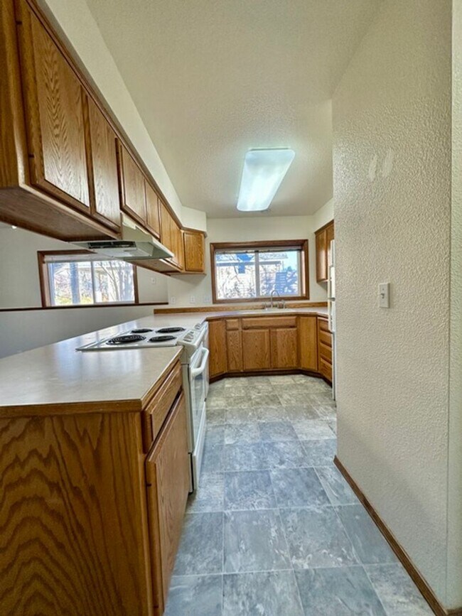 Building Photo - 522 W Summit Ave