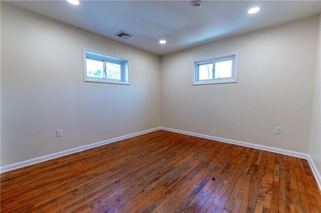 Building Photo - 6350 Robin Ln