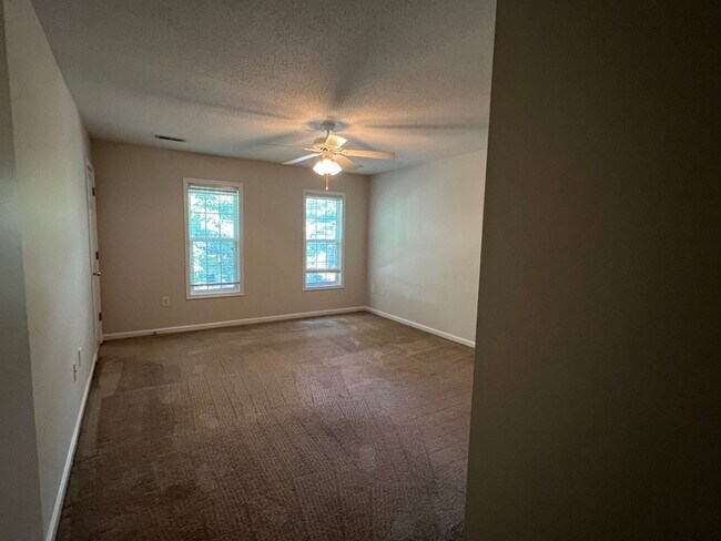 Building Photo - Spacious 2 Bed/2.5 Bath Townhome - Conveni...