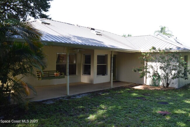 Building Photo - 890 Spirea Dr