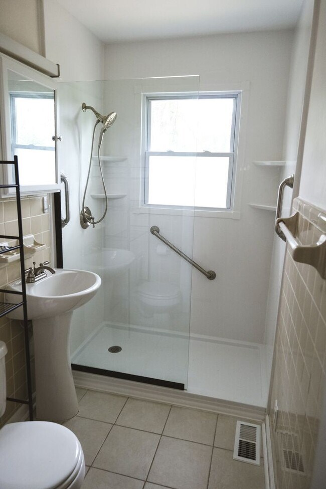 Building Photo - 2 bedroom, 1 bath Brick Bungalow in Prime Location!