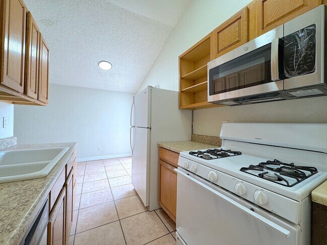 Building Photo - Northeast El Paso 2 bed Refrig A/C Duplex