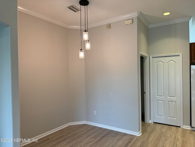 Building Photo - 5539 London Lake Dr W