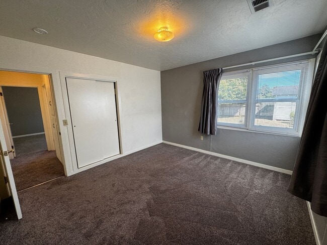 Building Photo - Cozy 2 Bedroom 1 Bath Home Located in the ...
