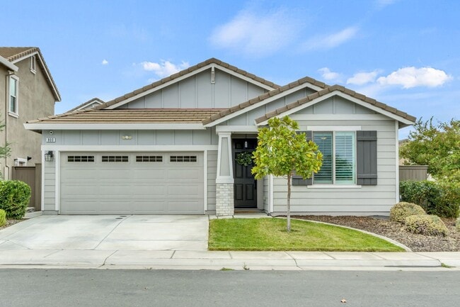 Building Photo - Newer Home on Large Corner Lot with Lots of Natural Light!