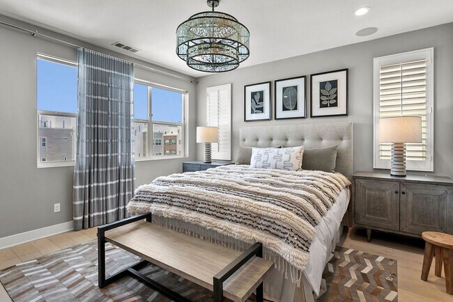 Building Photo - FURNISHED MODEL TOWNHOME IN HOA COMMUNITY