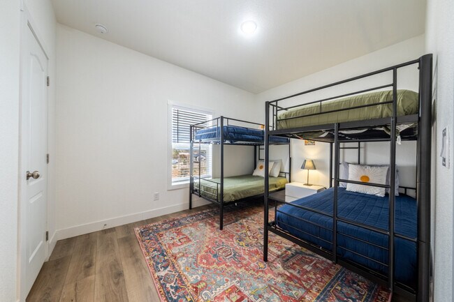 Building Photo - 523 W Vance Dr