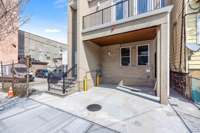 Building Photo - 411 11th St