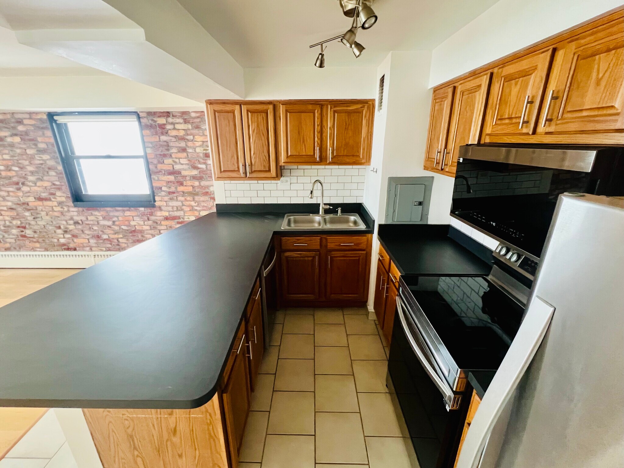 Building Photo - 6030 N Sheridan Rd