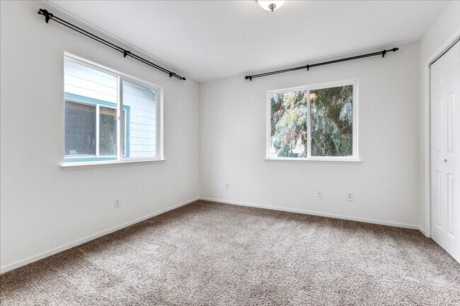 Building Photo - 3136 Lake Dr