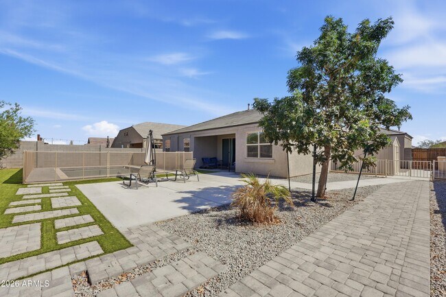 Building Photo - 30558 W Clarendon Ave