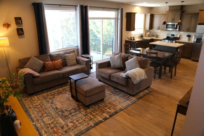 Building Photo - Short Term Leases! Furnished, Low Maintenance, Sweeping Views