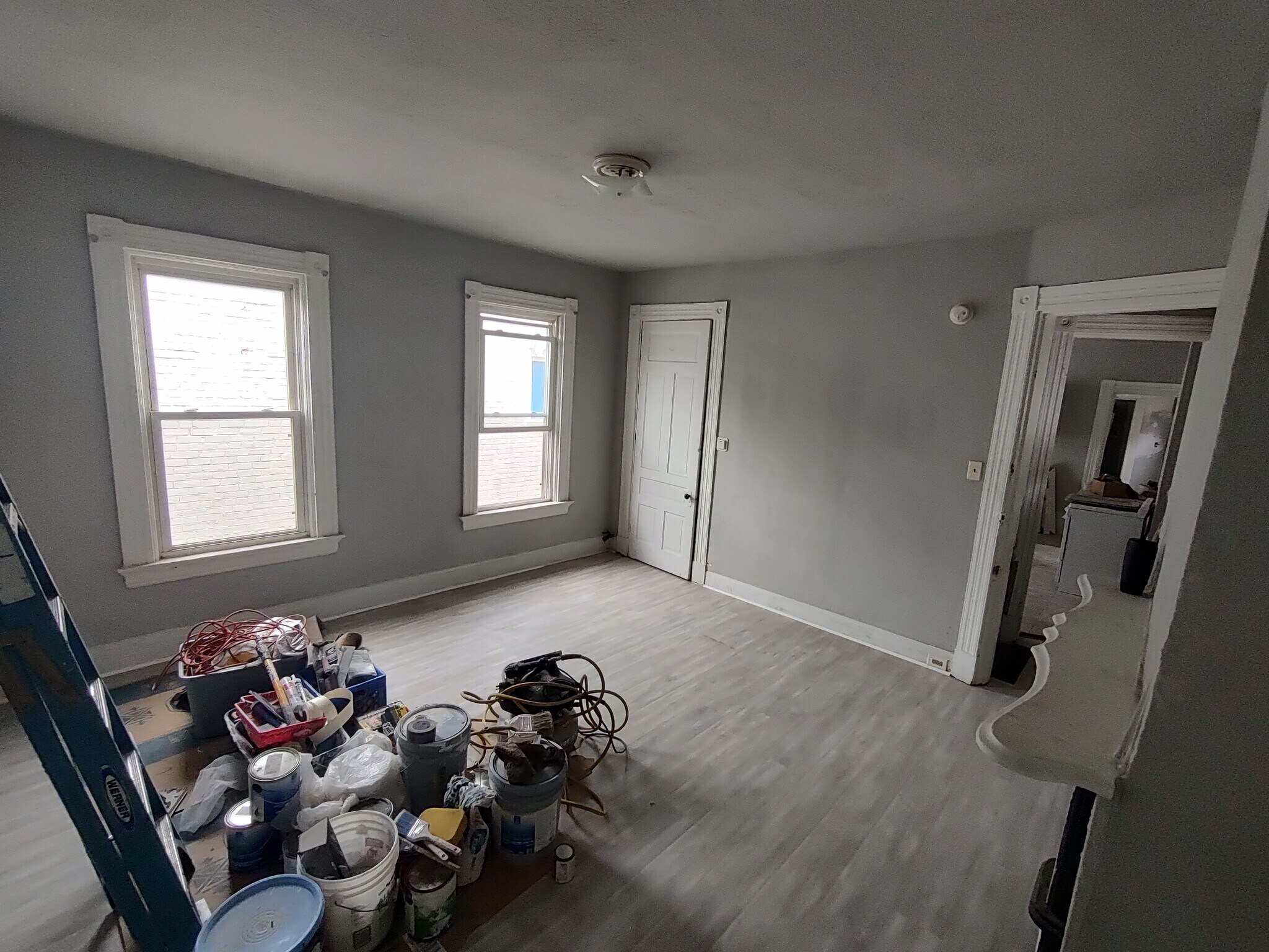 Building Photo - 208 E 9th St