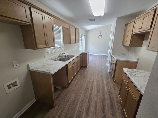 Building Photo - 3 Bedroom / 2 Bath House - Milton