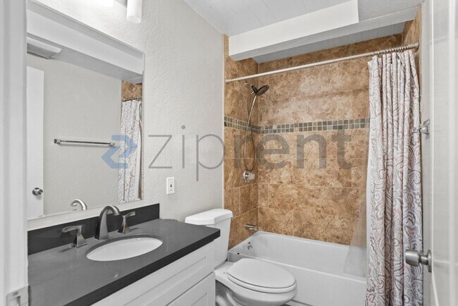 Building Photo - Unit