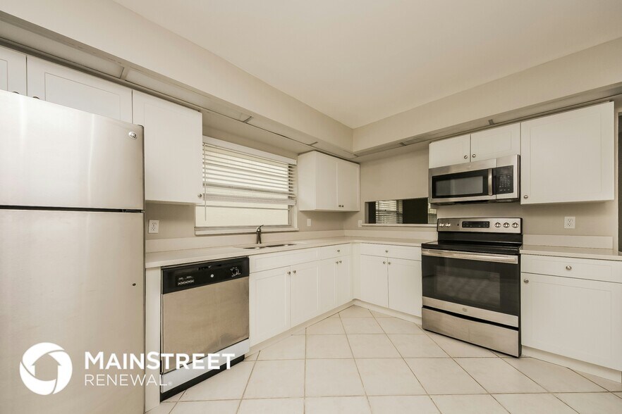 Building Photo - 4454 Sandhurst Dr