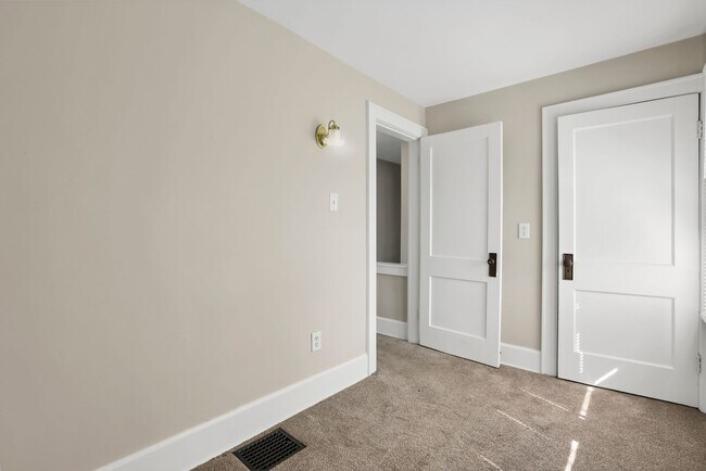 Building Photo - 461-463 Reinhard Ave
