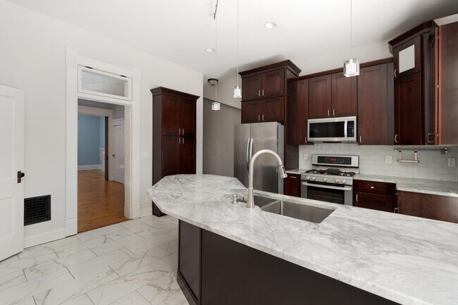 Building Photo - 281 Reinhard Ave