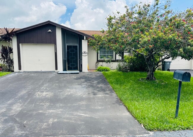 Primary Photo - 15729 Bottlebrush Cir