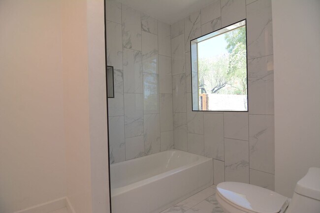 Building Photo - Well Maintained 3 Bedroom 2 Bath Home! Located in a Desirable North Tucson Location! Short Term R...