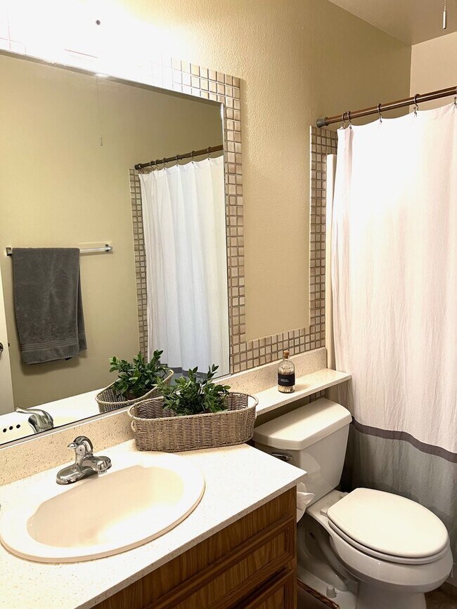 Building Photo - 2 Bedroom 2 Bath Sanctuary!