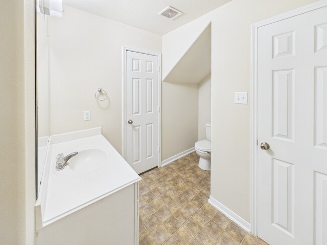 Building Photo - 3319 Apple Dale Dr