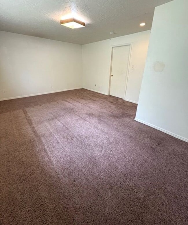 Building Photo - 3 Bedroom / 2 Bath Home in Bountiful!