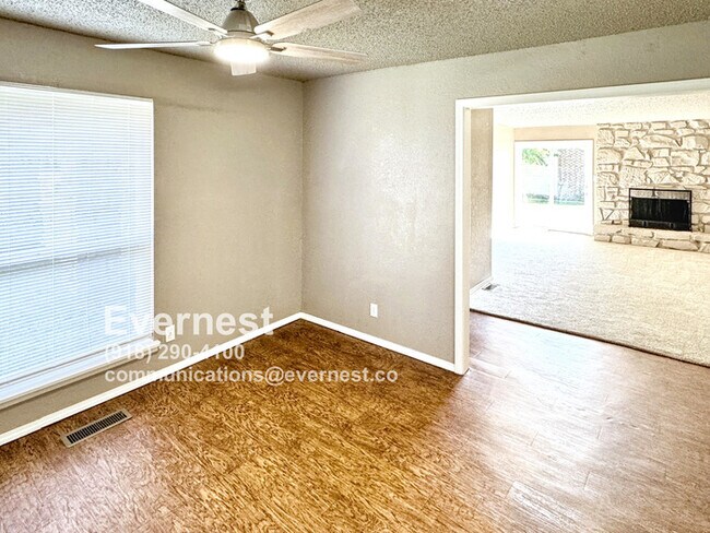 Building Photo - Comfortable 3-Bedroom Home with Prime Acce...