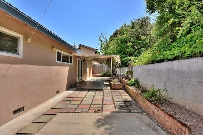 Building Photo - 3 bed 2 bath home for rent in San Mateo
