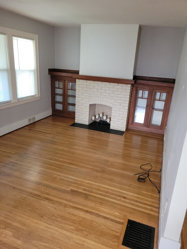 Living room, no working fireplace - 469 Maplewood Ave