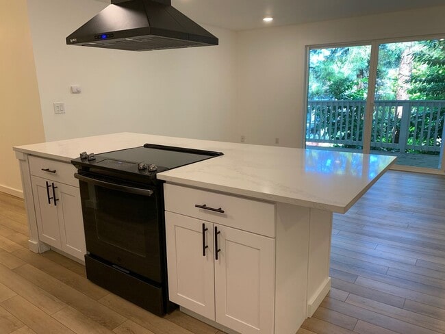 Building Photo - Beautiful Lakefront 2 Bed 1.75 Bath Condo ...