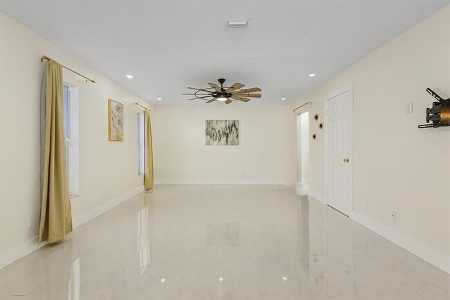 Building Photo - 2320 SW 21st St