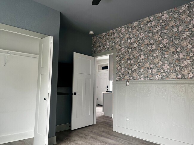 Building Photo - 5315 N Damen Ave