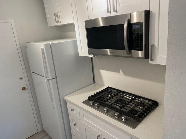 Building Photo - "Charming 1-Bedroom Oasis with Spacious Living in the Heart of Coral Gables!"