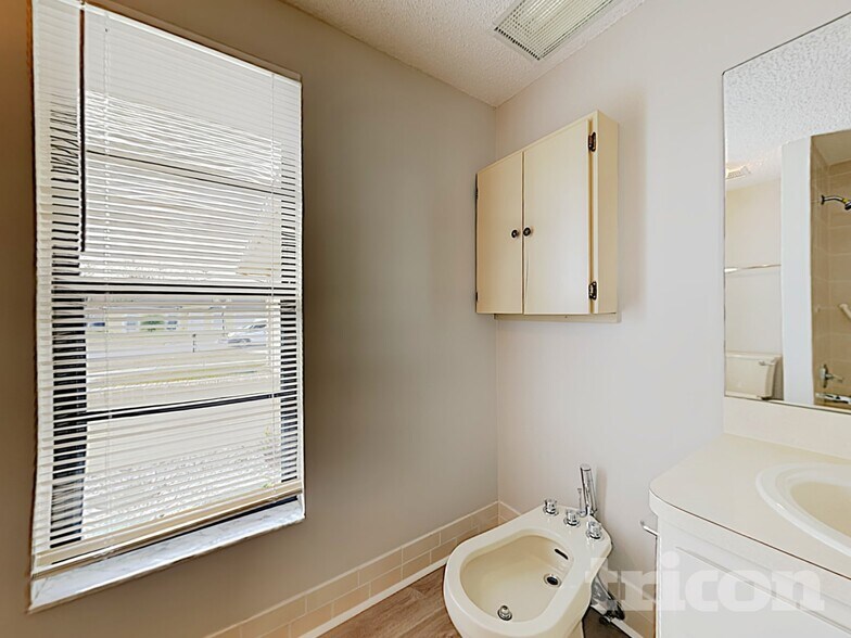 Building Photo - 10457 Laval St