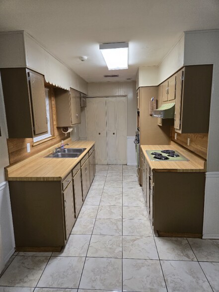 Building Photo - 428 Holy Cross Pl