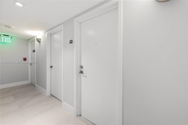 Building Photo - 2457 Collins Ave