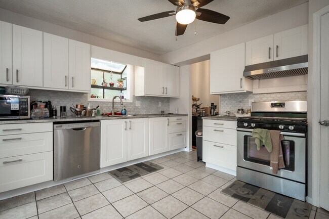 Building Photo - 115 Winterberry Dr