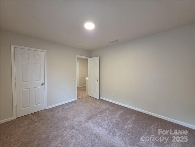 Building Photo - 3000 Old Ironside Dr