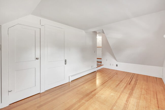 Building Photo - 142 Meadow St