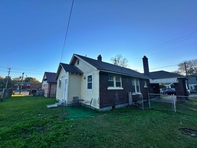 Building Photo - Spacious 3 Bedroom Brick Home Now Availabl...