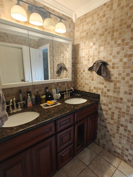 Building Photo - 223 Springhouse Ln