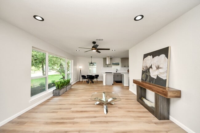 Building Photo - 2407 Crestdale Dr